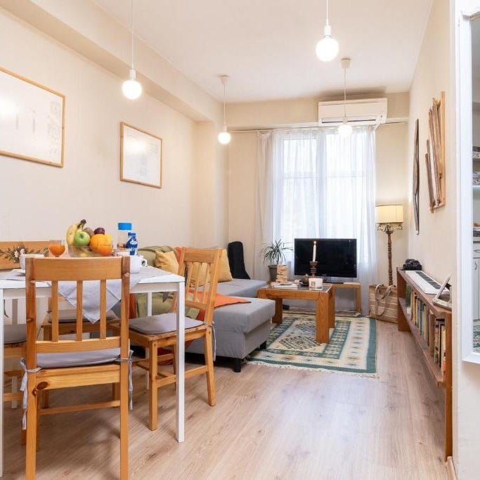 Chic Urban Getaway in City Center Thumbnail